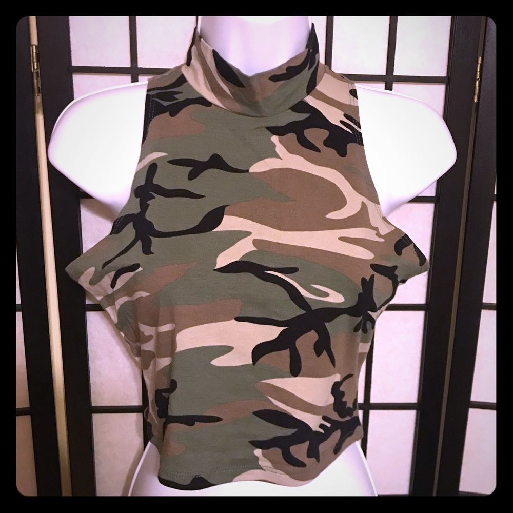 Mock neck camo crop top!!❤️
